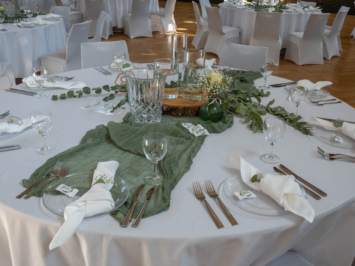 Festlich eingedeckter Tisch im Saalbau