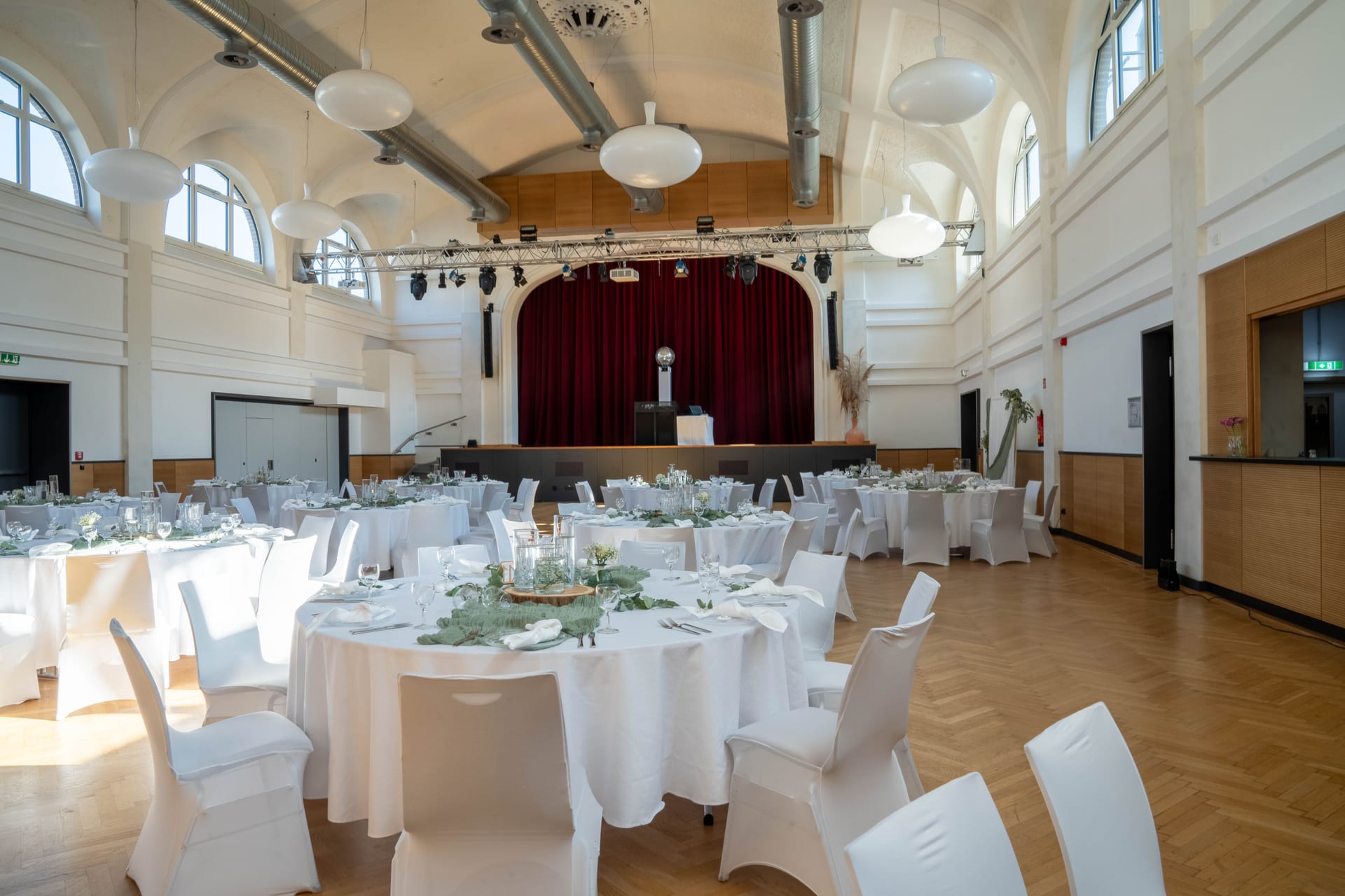 Großer Saal des Saalbau Letmathe mit Rundtischen und Bühne